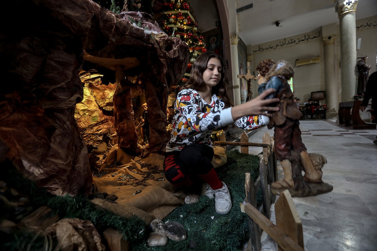 المسيحيون الفلسطينيون يزينون كنيسة دير اللاتين في مدينة غزة، في ظل الظروف الصعبة التي يمر بها القطاع المحاصر، استعدادًا لاحتفالات رأس السنة، ويواصلون استعداداتهم رغم الصعوبات التي يواجهها. 9 ديسمبر/كانون الأول 2025. تصوير: عمر أشتوي