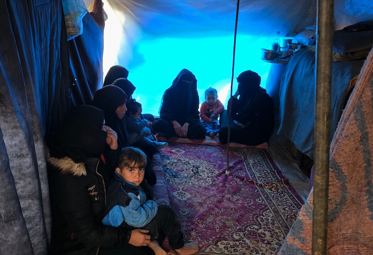 تروي عائلة الرضيعة الفلسطينية رهف أبو جزر الساعات الأخيرة من حياتها قبل وفاتها، بعد أن عانت من البرد القارس والأمطار الغزيرة في خيمة لجأوا إليها في خان يونس، جنوب قطاع غزة. ١٢ ديسمبر/كانون الأول ٢٠٢٥. صور: طارق محمد