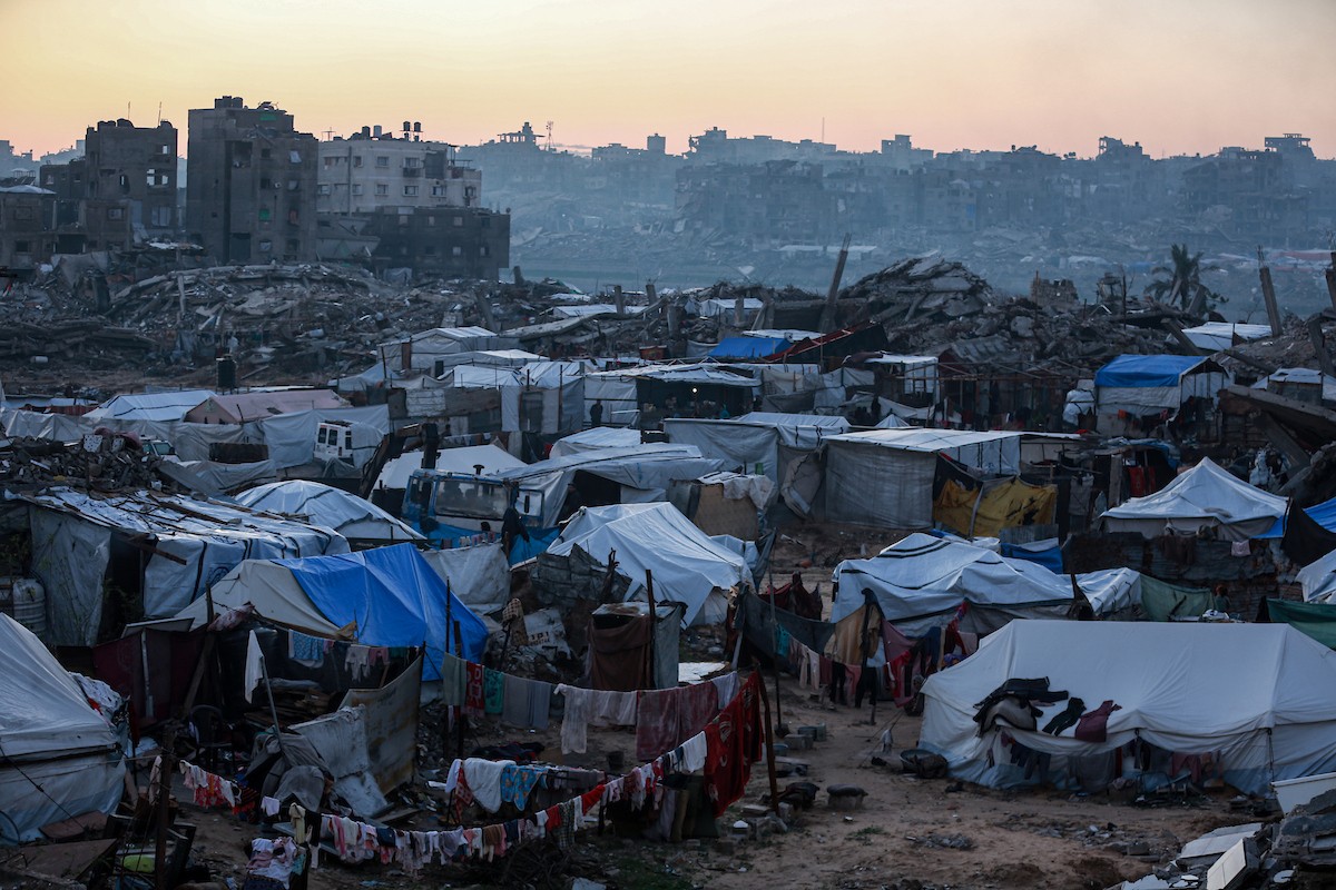 يحاول الفلسطينيون الحفاظ على حياتهم اليومية في مبانٍ مدمرة جزئيًا بعد أن غمرت الأمطار الغزيرة الخيام التي تؤوي نازحين في جباليا، شمال قطاع غزة، في 14 ديسمبر/كانون الأول 2025. صور: عمر أشتوي