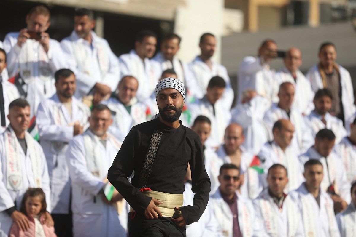 حفل تخرج للأطباء الحاصلين على البورد الفلسطيني في ساحة  الشفاء بمدينة غزة، 25 ديسمبر/كانون الأول 2025.تصوير: عمر أشتوي