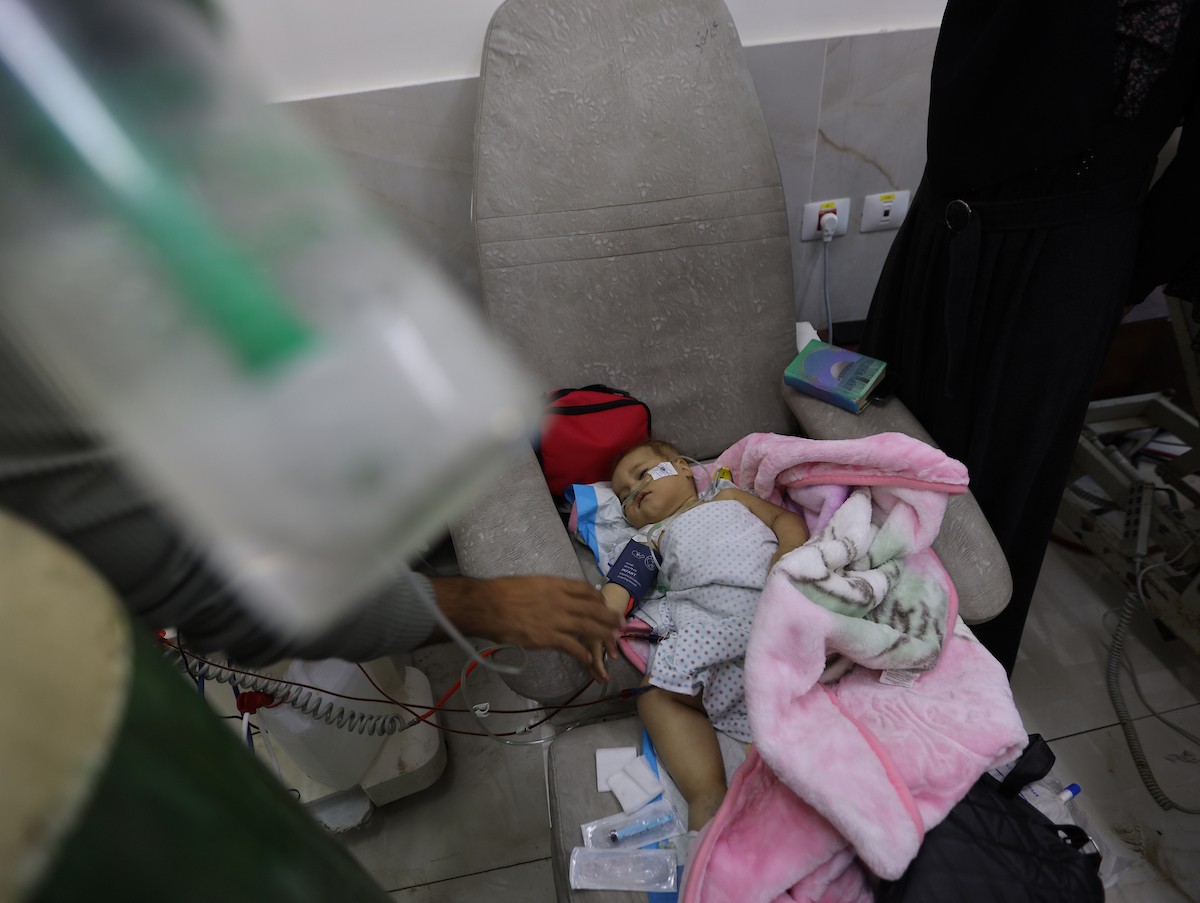 تتلقى الطفلة الفلسطينية سما أبو عجوة، المصابة بمرض نادر، رعاية طبية محدودة في مستشفى الشفاء بمدينة غزة، 19 ديسمبر/كانون الأول 2025. تصوير: عمر أشتوي