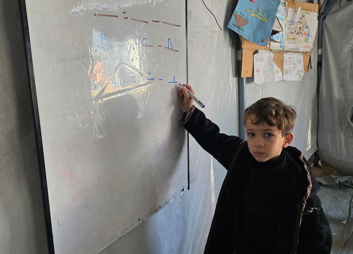 يدرس الطلاب داخل 