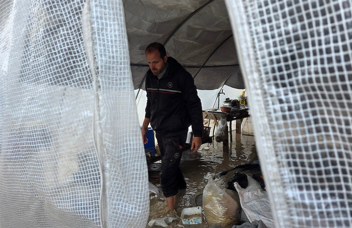 يُكافح الفلسطينيون النازحون، المقيمون في خيام مؤقتة، من أجل البقاء في ظل ظروف قاسية، حيث تجتاح الأمطار والعواصف الشديدة منطقة المواصي، غرب خان يونس، جنوب قطاع غزة، في 28 ديسمبر/كانون الأول 2025. (صورة: طارق محمد)