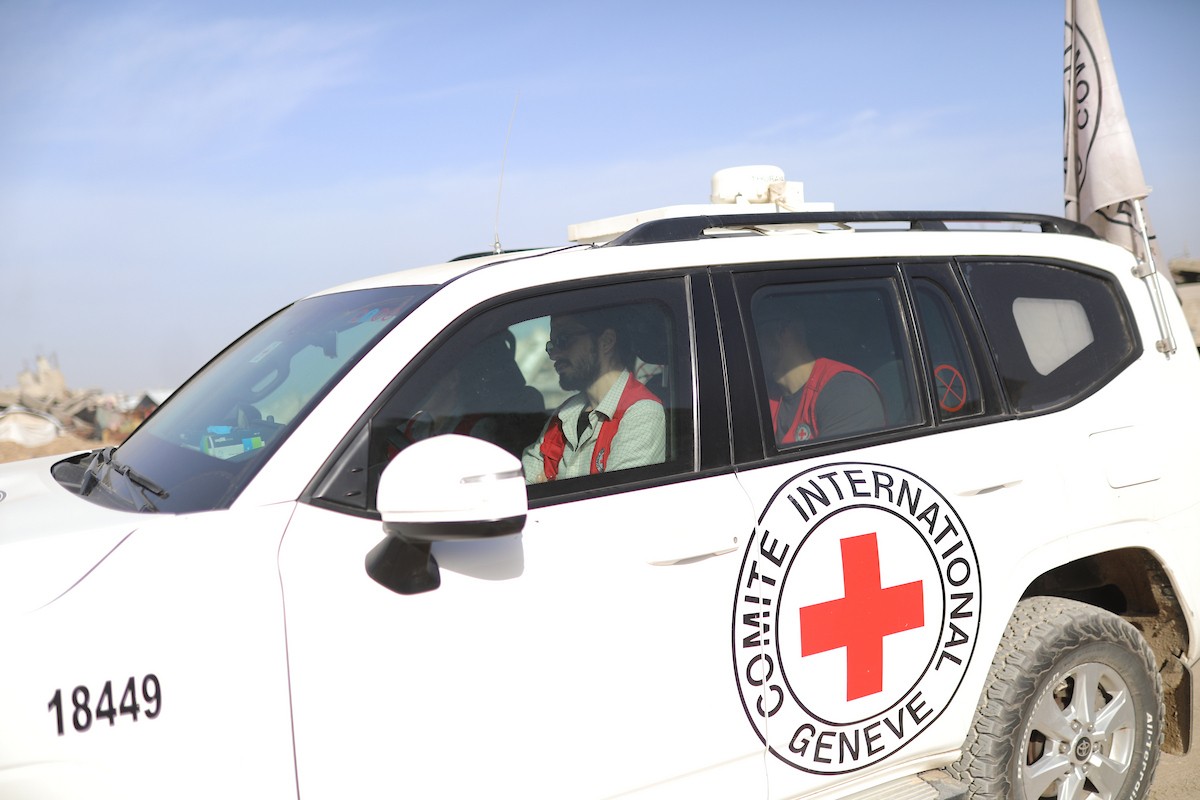 فرق من كتائب القسام ومسؤولون من الصليب الأحمر إلى جانب آليات ثقيلة تابعة لمصر،تجري عمليات بحث في حي الزيتون بمدينة غزة، لاستعادة جثة إسرائيلي في 8 ديسمبر/كانون الأول 2025. تصوير: عمر أشتوي