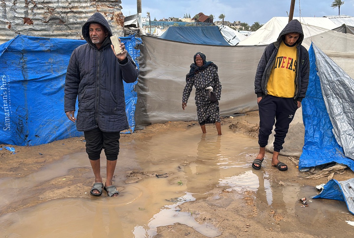 يُكافح الفلسطينيون النازحون، المقيمون في خيام مؤقتة، من أجل البقاء في ظل ظروف قاسية، حيث تجتاح الأمطار والعواصف الشديدة دير البلح، وسط قطاع غزة، في 28 ديسمبركانون الأول 2025. صورة أحمد إبراهيم(APA)