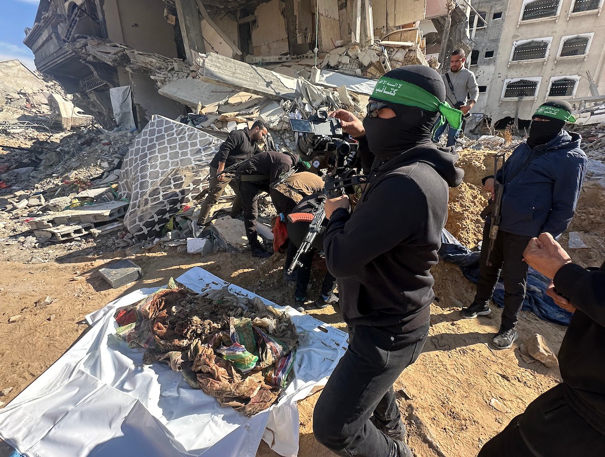 مسلحون من الجهاد الإسلامي وحماس يبحثون عن رفات رهائن إسرائيليين متوفين في بيت لاهيا، شمال قطاع غزة، الأربعاء 3 ديسمبر/كانون الأول 2025