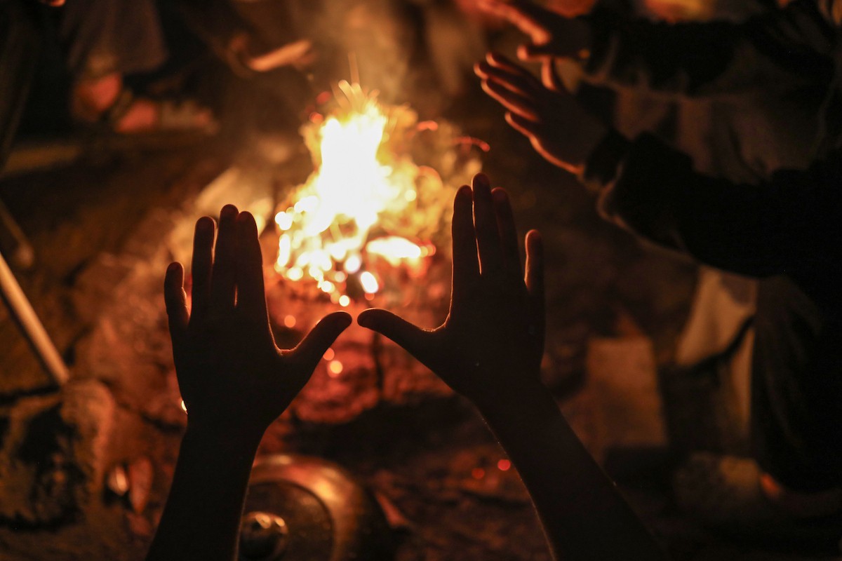 يعيش الفلسطينيون حياتهم اليومية الصعبة ليلاً في خيام نصبت في شوارع مدينة غزة، 5 ديسمبر/كانون الأول 2025.تصوير: عمر أشتوي