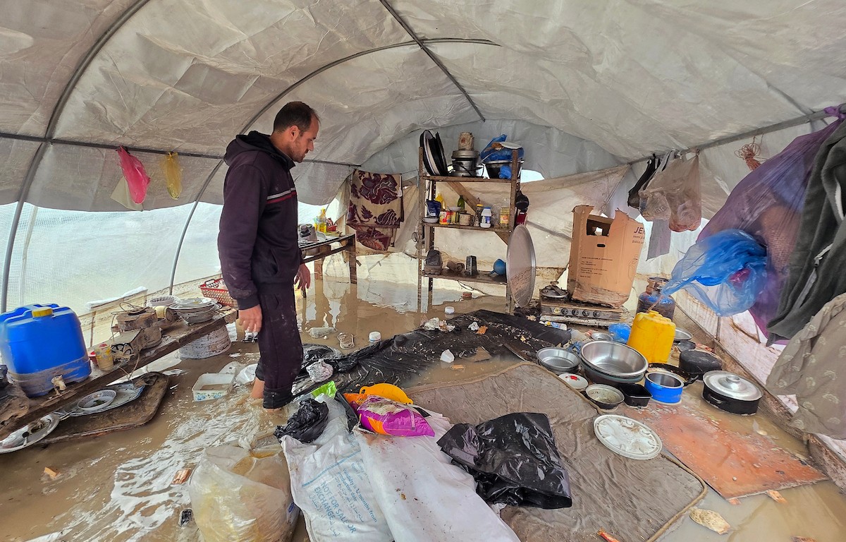 يُكافح الفلسطينيون النازحون، المقيمون في خيام مؤقتة، من أجل البقاء في ظل ظروف قاسية، حيث تجتاح الأمطار والعواصف الشديدة منطقة المواصي، غرب خان يونس، جنوب قطاع غزة، في 28 ديسمبر/كانون الأول 2025. (صورة: طارق محمد)