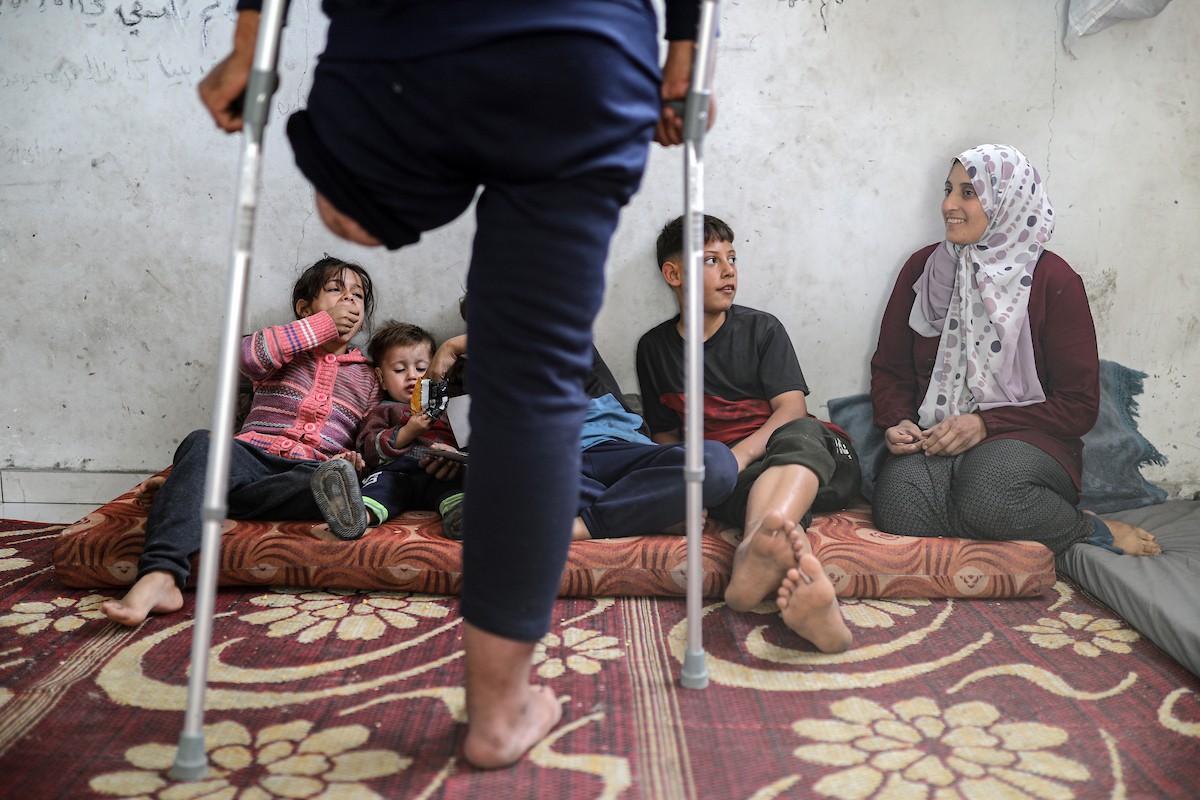 مجدي ريحان، الفلسطيني مبتور الساق، البالغ من العمر 44 عامًا، يعيش مع أطفاله الأربعة في مخيم جباليا شمال غزة بعد استشهاد (3).jpg
