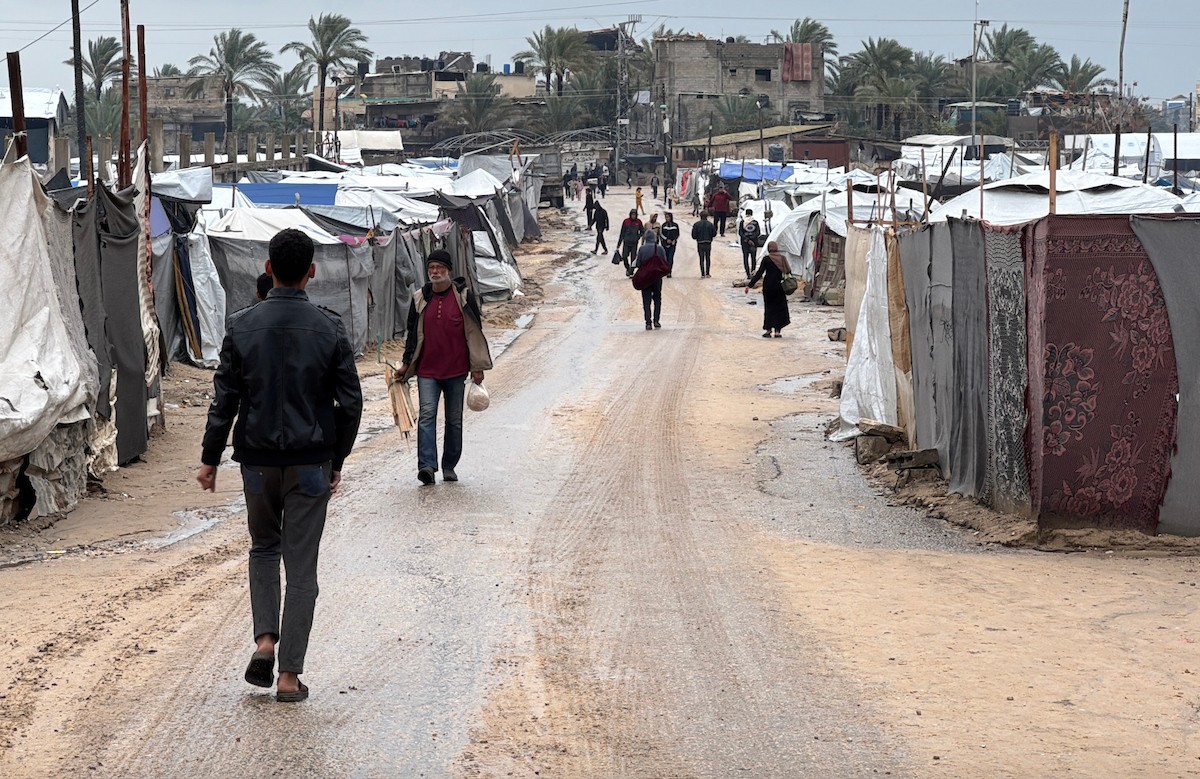 يُعاني الفلسطينيون من الفيضانات التي أعقبت هطول أمطار غزيرة على دير البلح