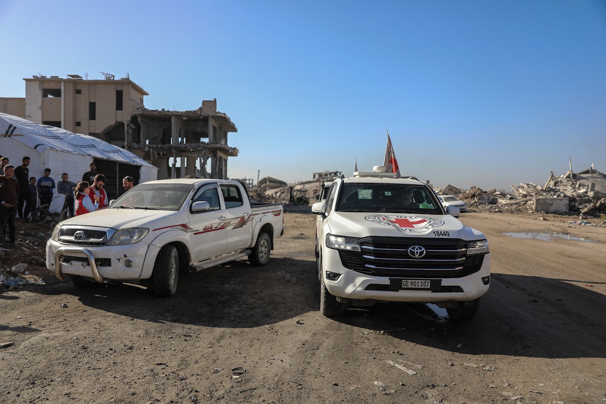 تُجري كتائب القسام واللجنة الدولية للصليب الأحمر ووفد مصري جهود بحث لانتشال جثث أسرى إسرائيليين في جباليا شمال قطاع غزة في الأول من ديسمبر/كانون الأول 2025