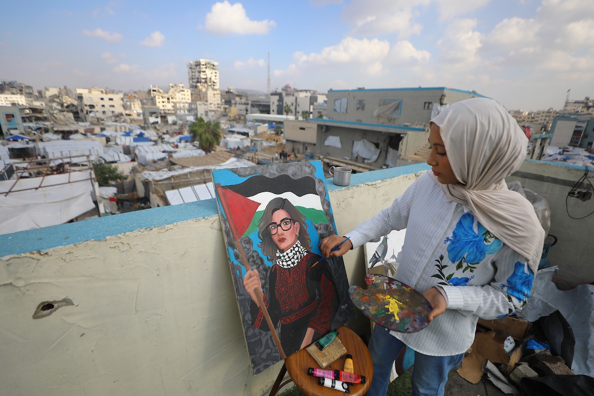 الطفلة النازحة سارة سعدة (14 عامًا) تمارس شغفها الفني بالرسم في خيمتها بمدينة غزة،23 ديسمبر/كانون الأول 2025 تصوير: عمر أشتوي