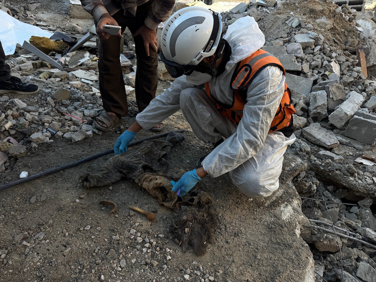 انتشلت فرق الدفاع المدني في محافظة خان يونس جثث أربعة أطفال من منزل عائلة أبو حضروس في حي الأمل، بعد عام ونصف من استهداف المنزل خلال الحرب الإسرائيلية، 21 ديسمبر/كانون الأول 2025. تصوير: طارق محمد/(APA )