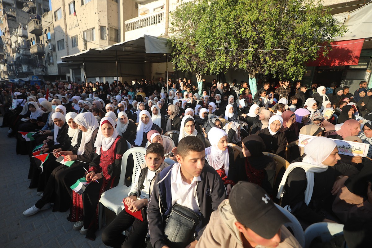 شارك صبية وفتيات في حفل تكريم لحافظي القرآن الكريم في مخيم الشاطئ للاجئين غرب مدينة غزة، حيث تم تكريم 500 حافظ للقرآن، 25 ديسمبر/كانون الأول 2025. تصوير: عمر أشتوي