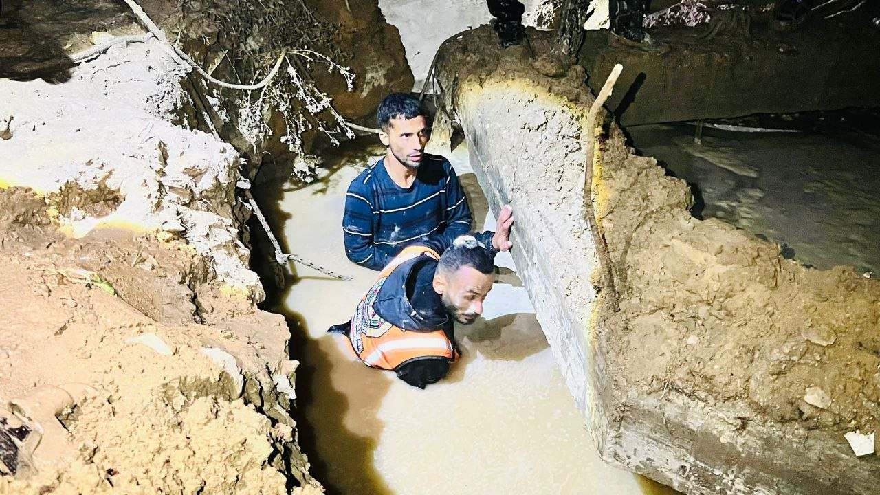 طواقم الدفاع المدني بمحافظة الشمال تحاول انتشال الطفل من داخل بئر مياه بمنطقة السوادنية..jpg