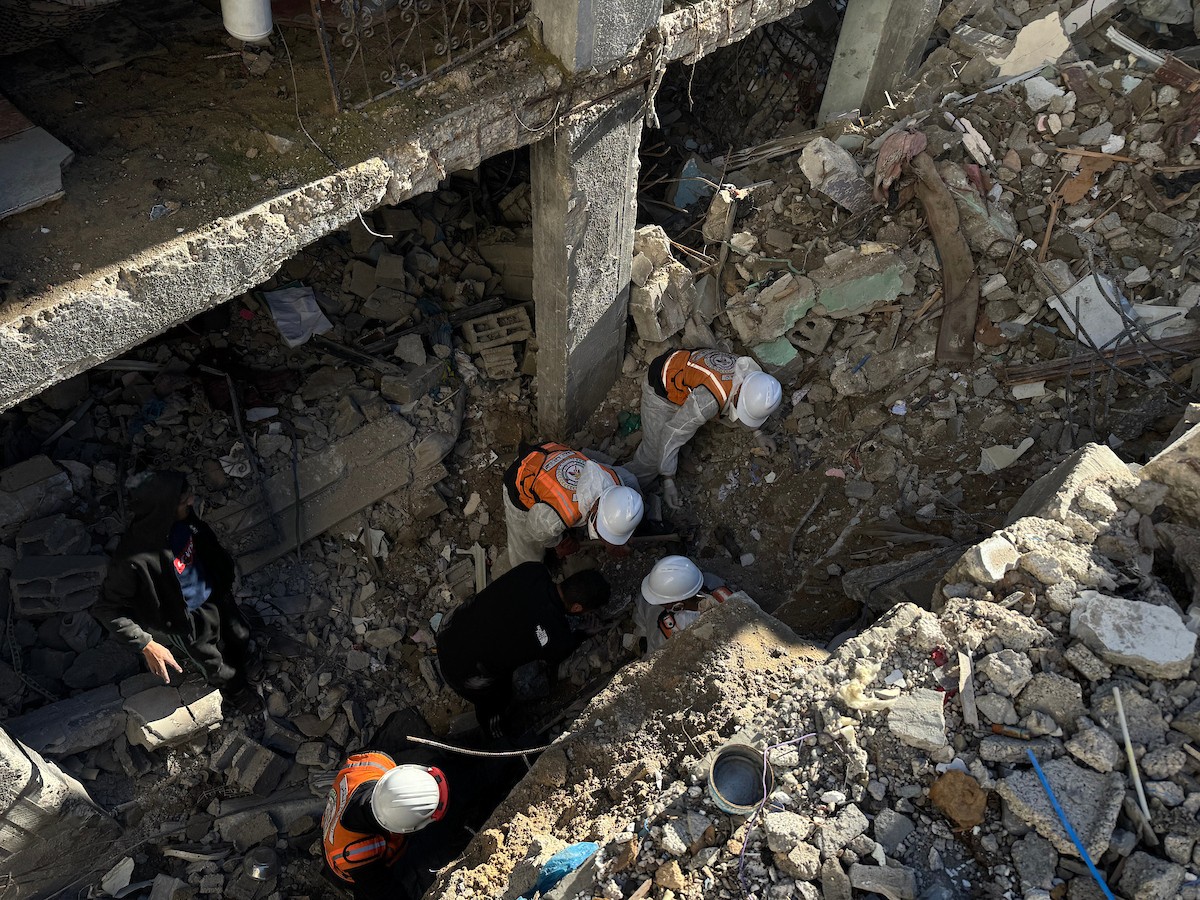 انتشلت فرق الدفاع المدني في محافظة خان يونس جثث أربعة أطفال من منزل عائلة أبو حضروس في حي الأمل، بعد عام ونصف من استهداف المنزل خلال الحرب الإسرائيلية، 21 ديسمبر/كانون الأول 2025. تصوير: طارق محمد/(APA )