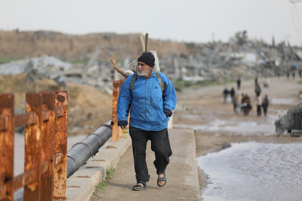 فتح الجيش الإسرائيلي مجرى وادي غزة، مما أدى إلى ارتفاع منسوب المياه إلى مستوى الجسر. وقد فاقم هذا الوضع معاناة العائلات النازحة التي كانت تقيم في خيام بالمنطقة بعد أن فاض الوادي وجرف خيامها، 29 ديسمبر/كانون الأول 2025. صورة: رمزي أبو عامر