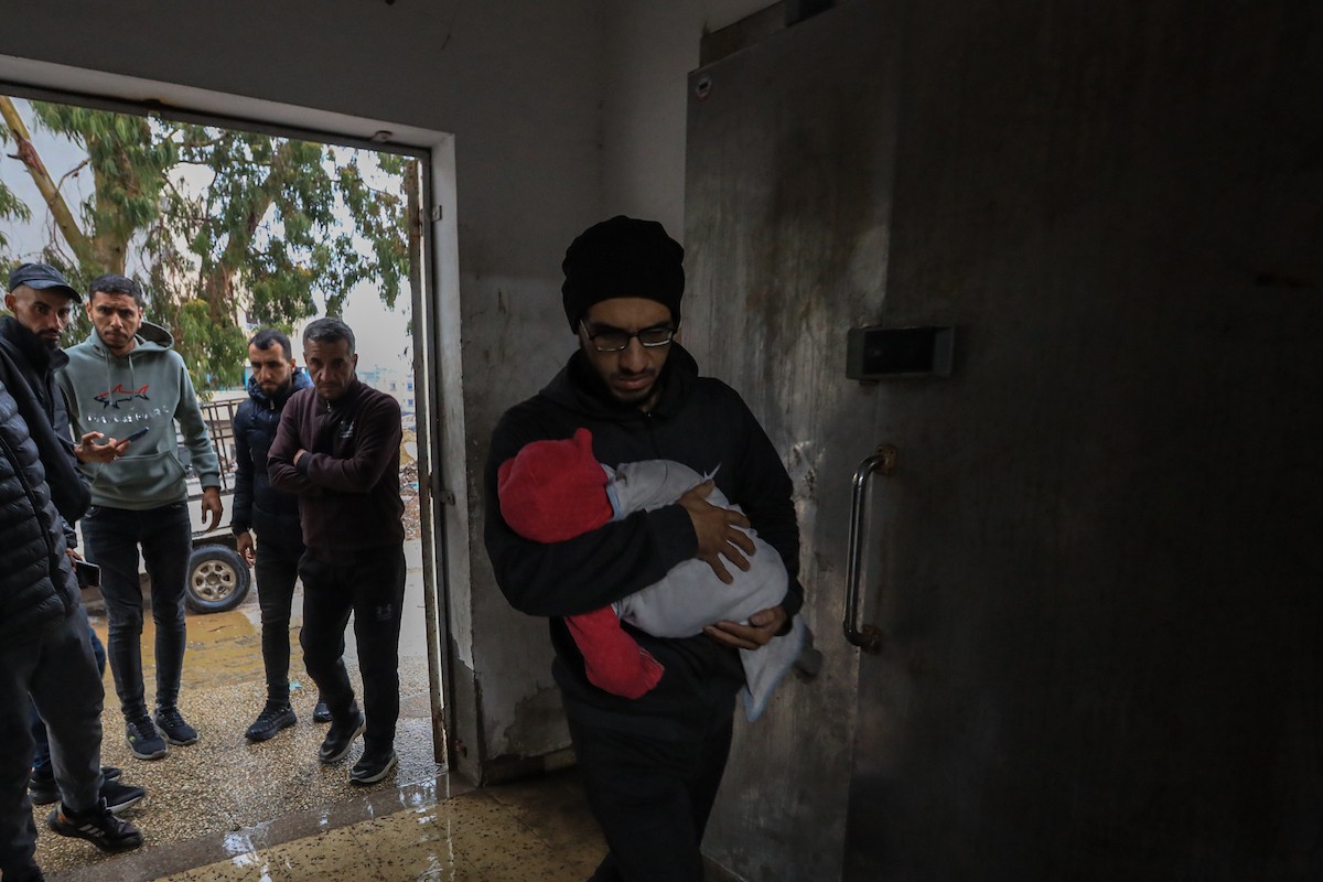 شُيّع الفلسطينيون جثامين عدد من الضحايا الذين سقطوا جراء انهيار مبانٍ متداعية بفعل الأمطار الغزيرة في مدينة غزة.تصوير: عمر أشتوي