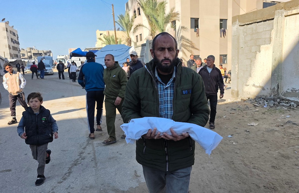 توفي الرضيع الفلسطيني سعيد عابدين، البالغ من العمر شهراً واحداً، نتيجة البرد القارس في خان يونس، جنوب قطاع غزة، ليرتفع بذلك عدد ضحايا العاصفة إلى 13. صور : طارق محمد/ (APA)