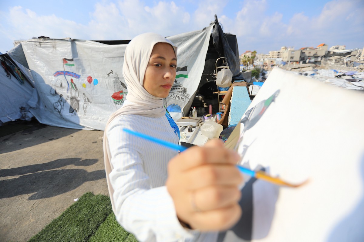 الطفلة النازحة سارة سعدة (14 عامًا) تمارس شغفها الفني بالرسم في خيمتها بمدينة غزة،23 ديسمبر/كانون الأول 2025 تصوير: عمر أشتوي