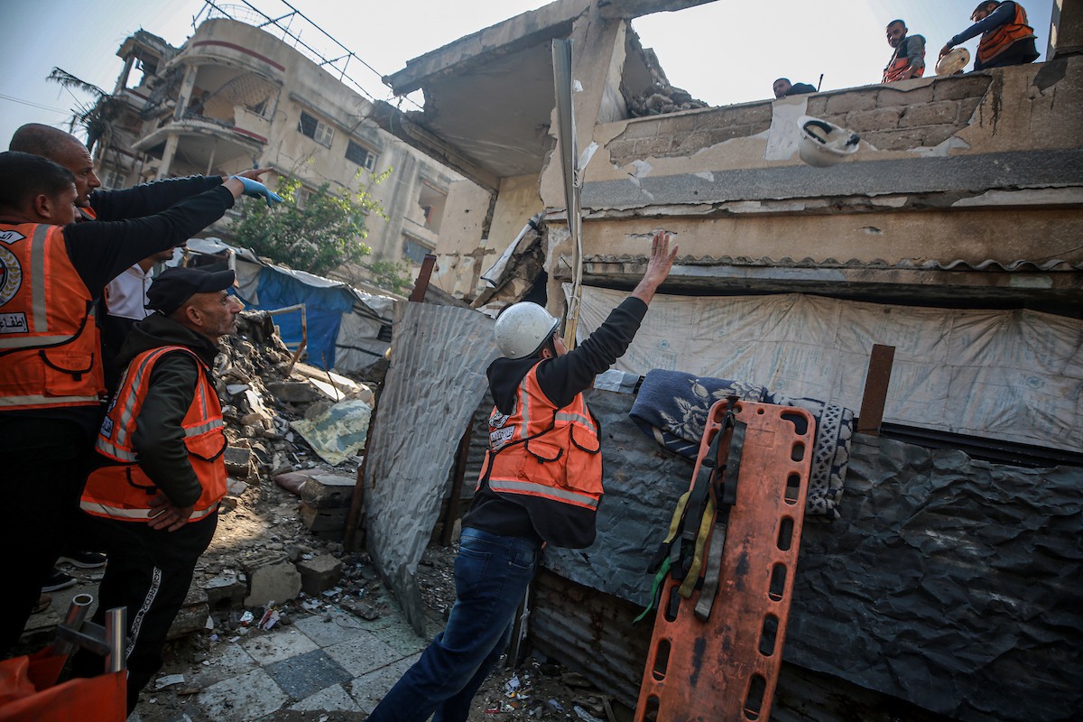 عمليات بحث وإنقاذ في مبنى سكني انهار في مخيم الشاطئ، مدينة غزة، 16 ديسمبر/كانون الأول 2025. صورة: عمر أشتوي