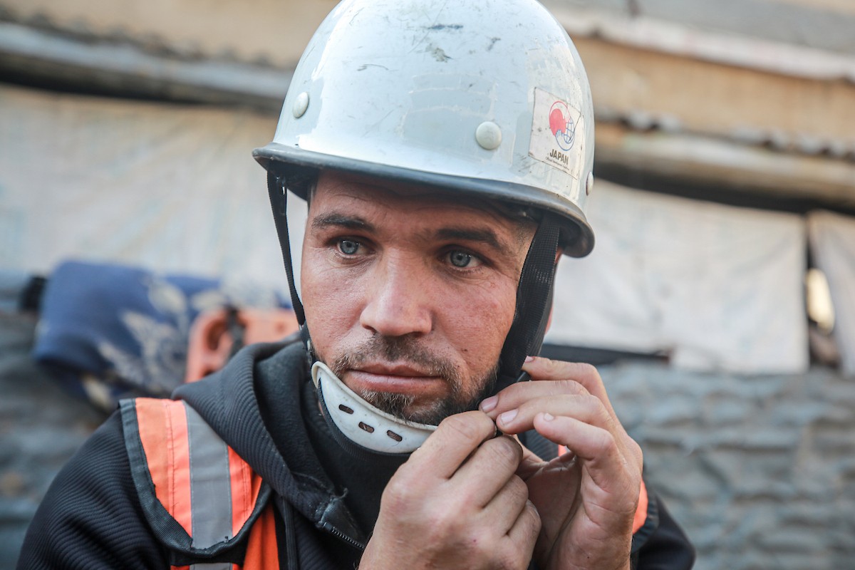 عمليات بحث وإنقاذ في مبنى سكني انهار في مخيم الشاطئ، مدينة غزة، 16 ديسمبر/كانون الأول 2025. صورة: عمر أشتوي