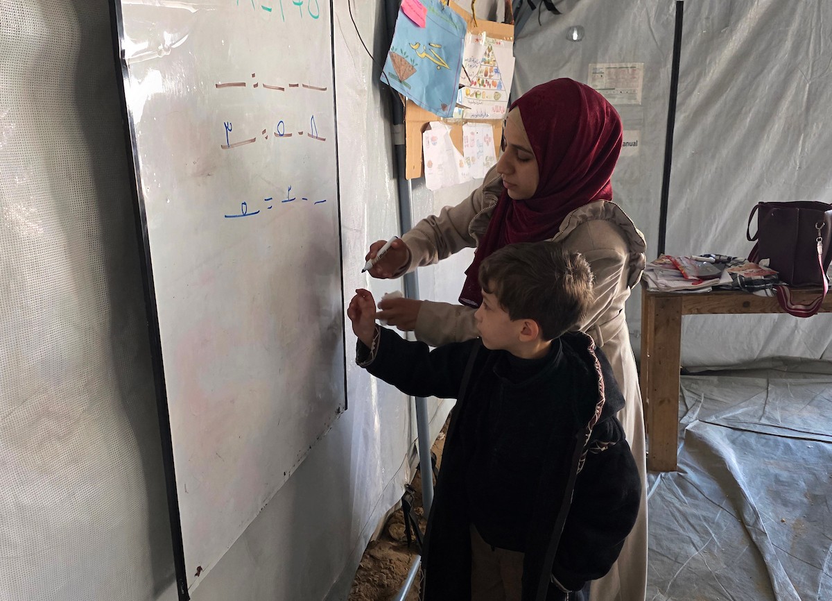 يدرس الطلاب داخل 