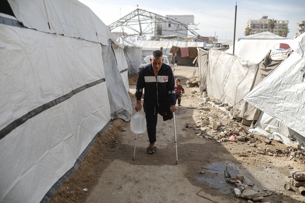 مجدي ريحان، الفلسطيني مبتور الساق، البالغ من العمر 44 عامًا، يعيش مع أطفاله الأربعة في مخيم جباليا شمال غزة بعد استشهاد (14).jpg