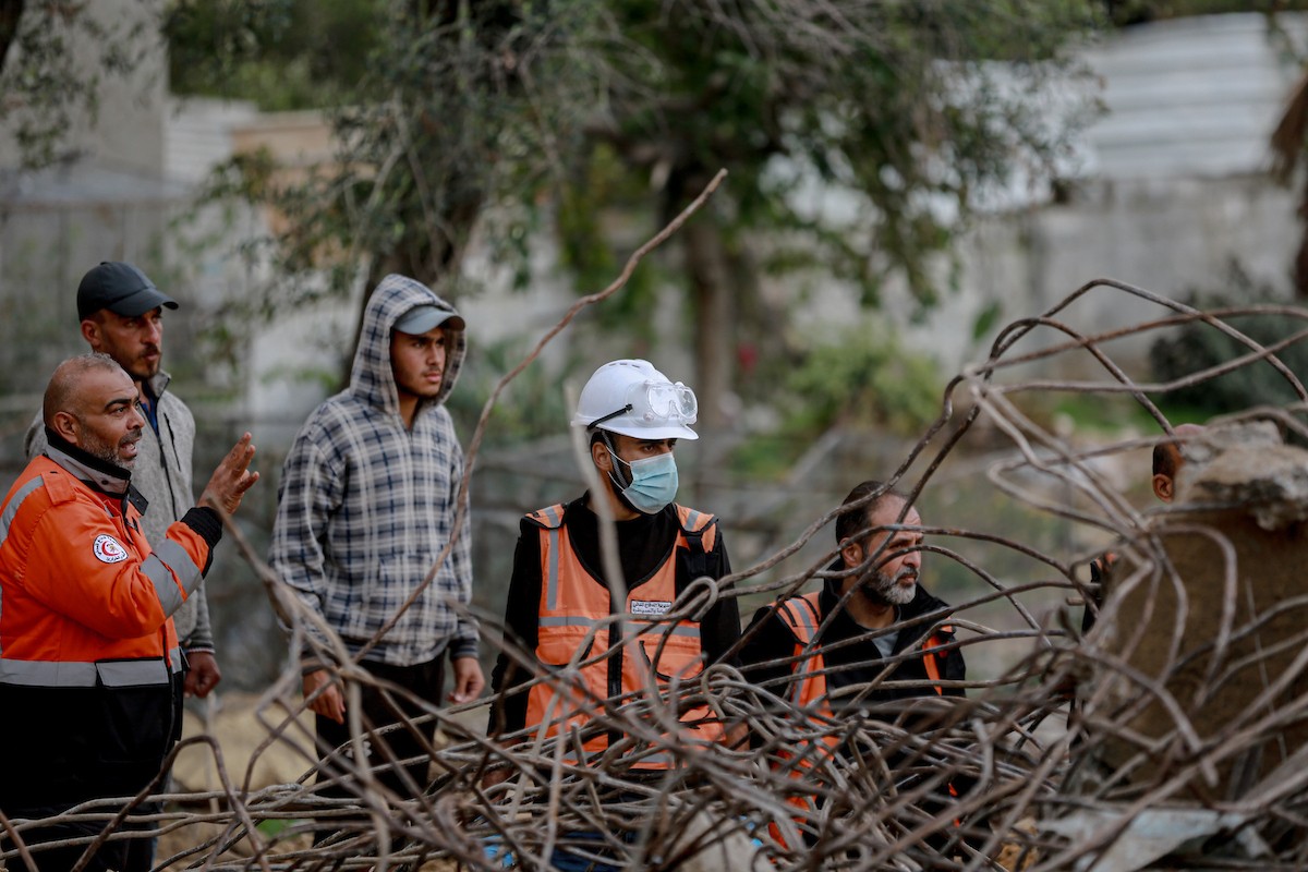 عمال الدفاع المدني الفلسطيني يبحثون عن جثث في مبنى منهار يعود لعائلة سالم، استُهدف بغارات إسرائيلية في بداية الحرب، في شارع الجلاء بمدينة غزة، يوم الاثنين 15 ديسمبر/كانون الأول 2025. صورة: عمر أشتوي