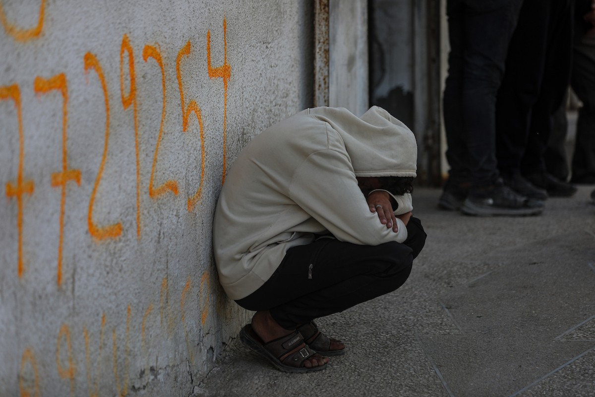 فلسطينيون ينعون ويحملون جثامين عدد من القتلى في غارة إسرائيلية على بيت لاهيا، بينهم أحد عناصر الدفاع المدني، خلال جنازة في مستشفى الشفاء بمدينة غزة