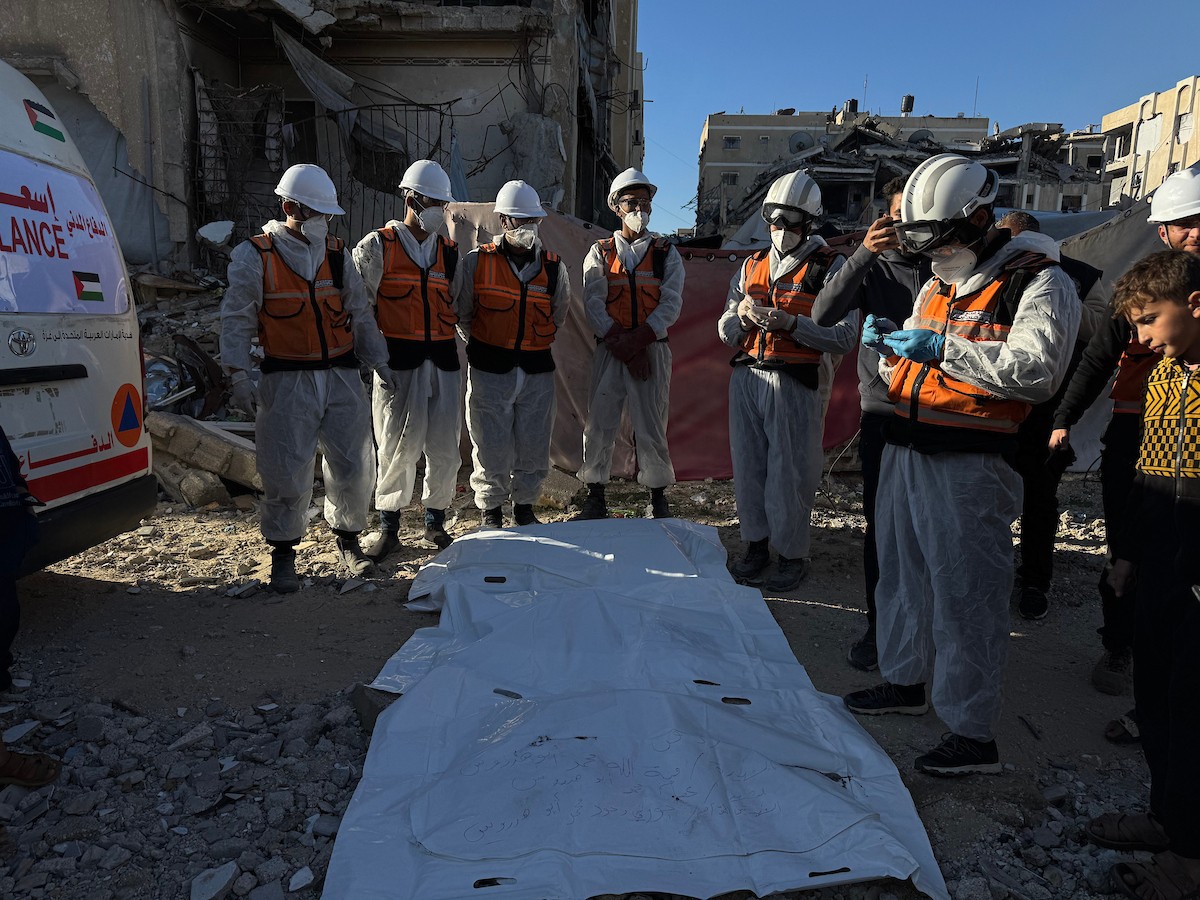 انتشلت فرق الدفاع المدني في محافظة خان يونس جثث أربعة أطفال من منزل عائلة أبو حضروس في حي الأمل، بعد عام ونصف من استهداف المنزل خلال الحرب الإسرائيلية، 21 ديسمبر/كانون الأول 2025. تصوير: طارق محمد/(APA )