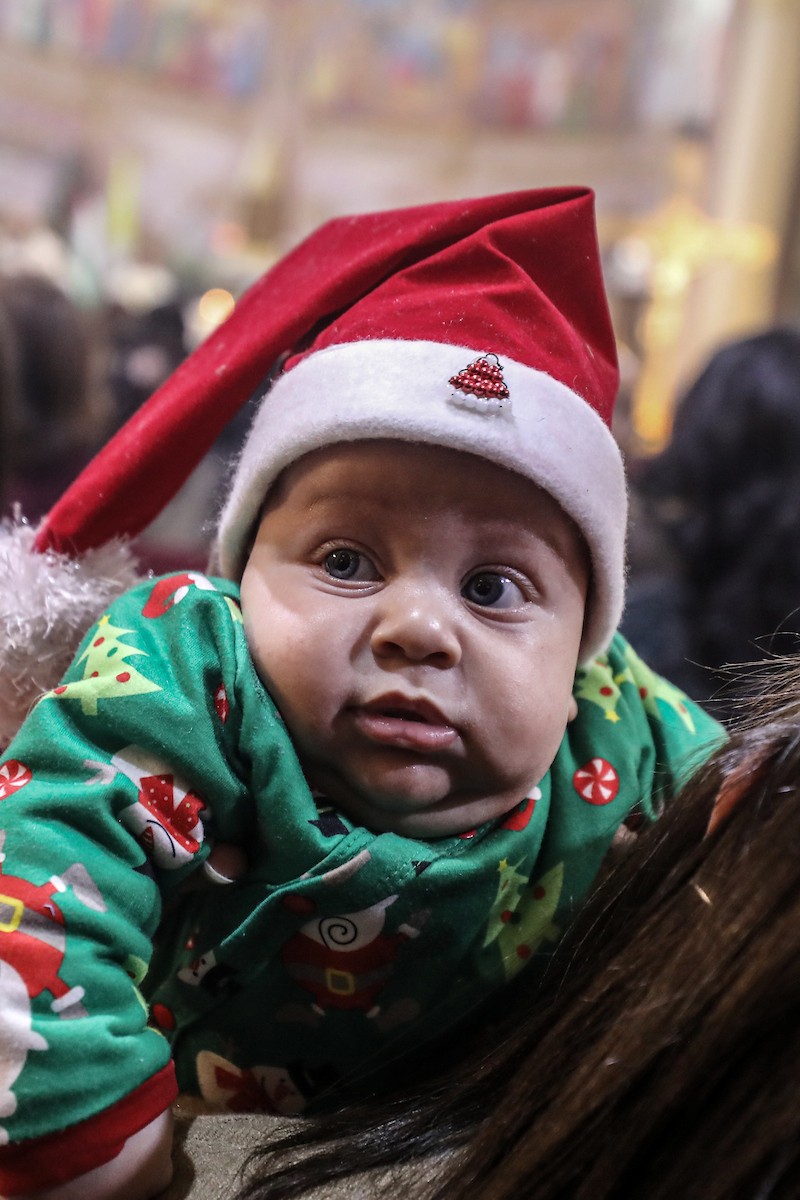 مسيحيون فلسطينيون يحضرون قداس عيد الميلاد في الدير اللاتيني بمدينة غزة في 24 ديسمبر/كانون الأول 2025. صورة: عمر أشتوي