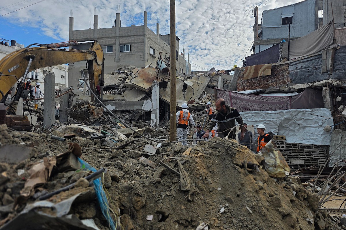 فرق الدفاع المدني تبدأ عمليات البحث عن 55 جثة تحت أنقاض 13 منزلاً دمرها القصف الإسرائيلي في خان يونس، 20 ديسمبر/كانون الأول 2025. صور: طارق محمد/ (APA )