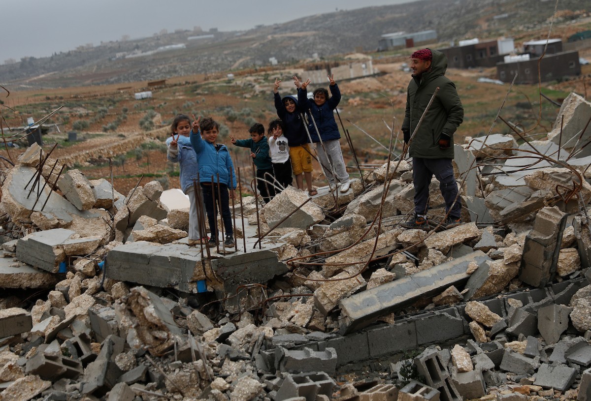 مياه الأمطار تغمر خيمة عائلة حرب التي أقامتها على أنقاض منزلهم الذي هدمه الجيش الإسرائيلي في 9 ديسمبر، في منطقة خلات الفرا، غرب يطا، جنوب الخليل، 29 ديسمبر/كانون الأول 2025. تصوير: مأمون وزواز