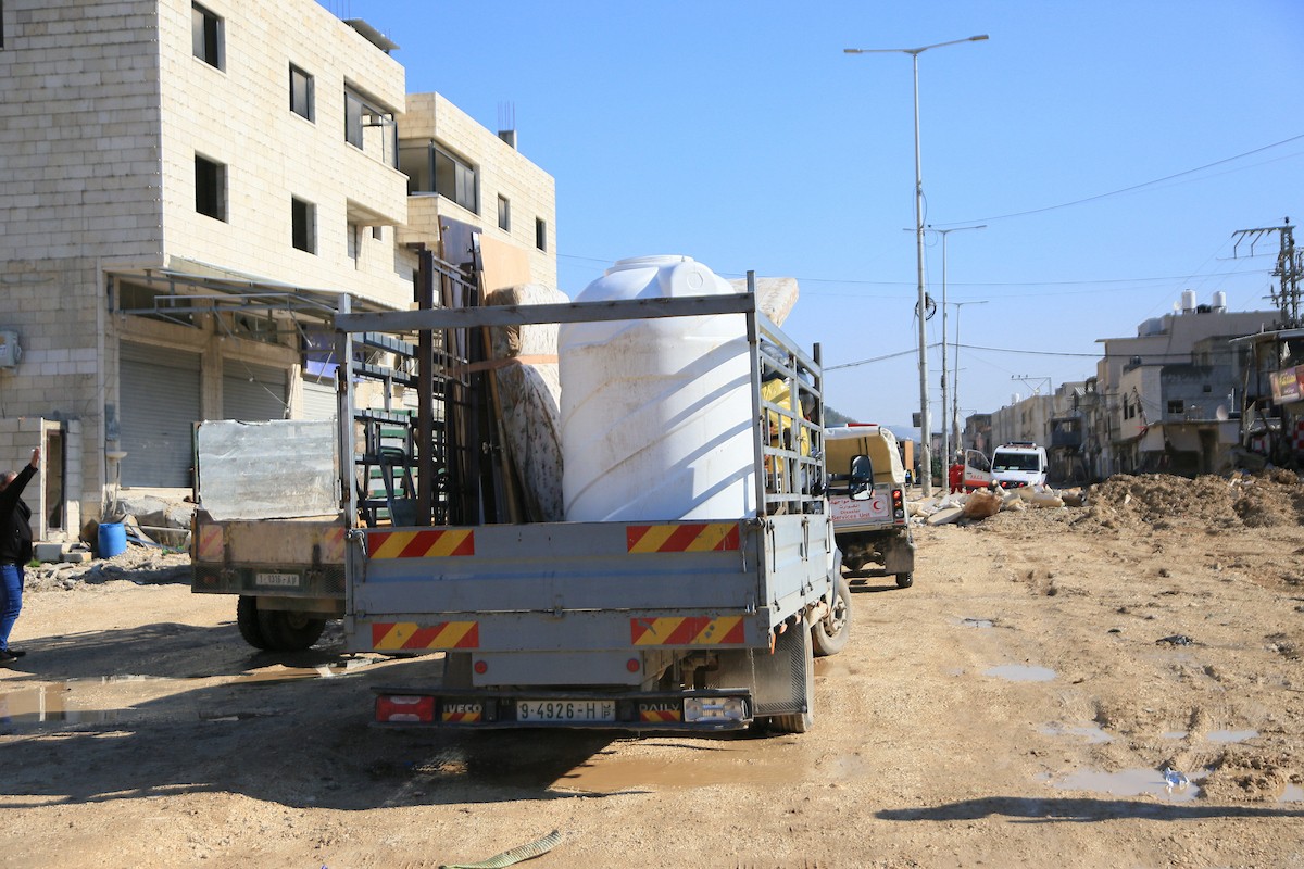 فلسطينيون يحملون أمتعتهم بعد إجبارهم على مغادرة منازلهم على يد القوات الإسرائيلية خلال مداهمة مخيم نور شمس للاجئين في طولكرم، بالضفة الغربية المحتلة، في 17 ديسمبركانون الأول 2025. صورة محمد ناصر