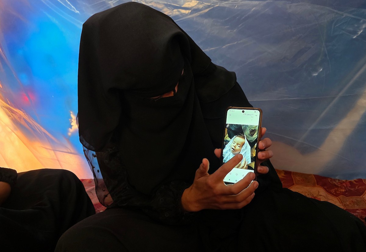 تروي عائلة الرضيعة الفلسطينية رهف أبو جزر الساعات الأخيرة من حياتها قبل وفاتها، بعد أن عانت من البرد القارس والأمطار الغزيرة في خيمة لجأوا إليها في خان يونس، جنوب قطاع غزة. ١٢ ديسمبر/كانون الأول ٢٠٢٥. صور: طارق محمد