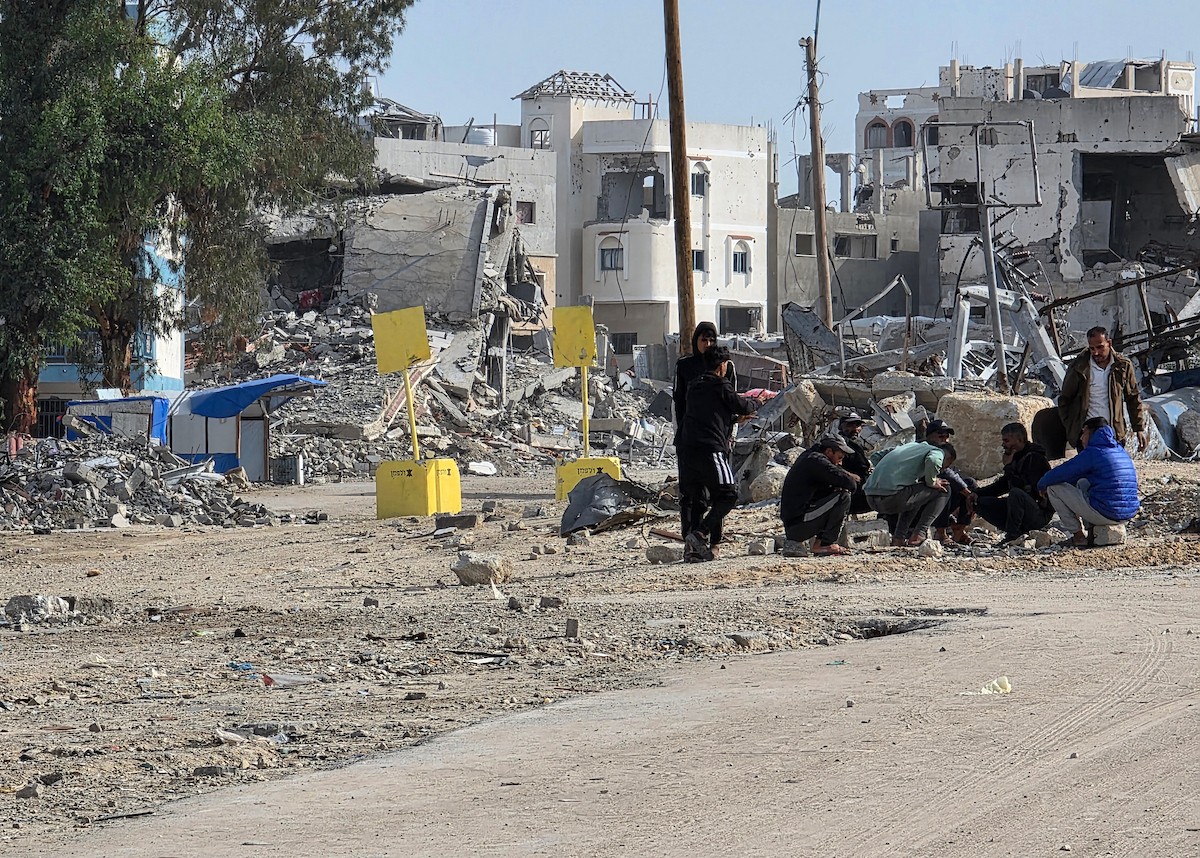 الجيش الإسرائيلي يعيد وضع الكتل الخرسانية الصفراء المُستخدمة لترسيم خط الانسحاب المؤقت داخل قطاع غزة، في بلدة بني سهيلة شرق خان يونس . تصوير: طارق محمد