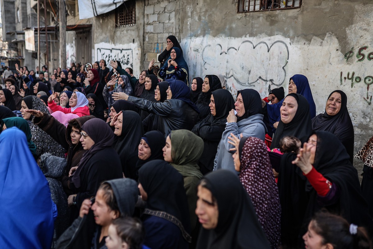 ودّع مواطنون فلسطينيون جثمان محمد بكر (35 عامًا)، وهو صياد، بعد استشهاده بنيران البحرية الإسرائيلية التي استهدفت قوارب صيد قبالة سواحل مدينة غزة، في 30 ديسمبر/كانون الأول 2025. صورة: عمر أشتوي