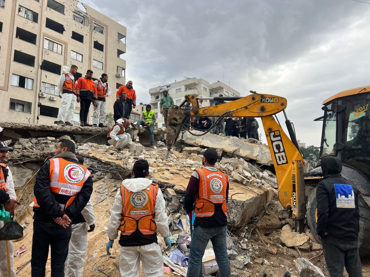 طواقم الدفاع المدني.jpg