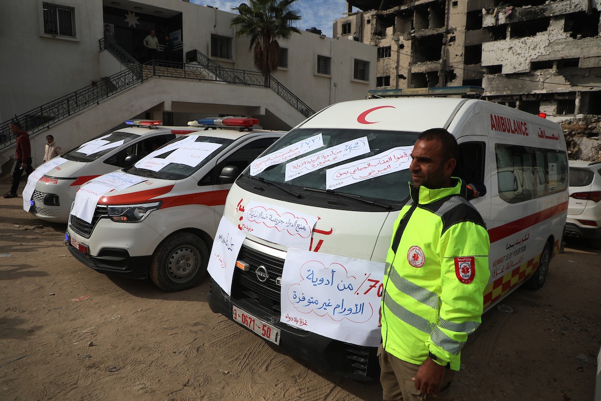 وقفة للطواقم الطبية في مستشفى الشفاء للمطالبة بإدخال الأدوية والمعدات الطبية إلى قطاع غزة 21، ديسمبر/كانون الأول 2025. تصوير: عمر أشتوي