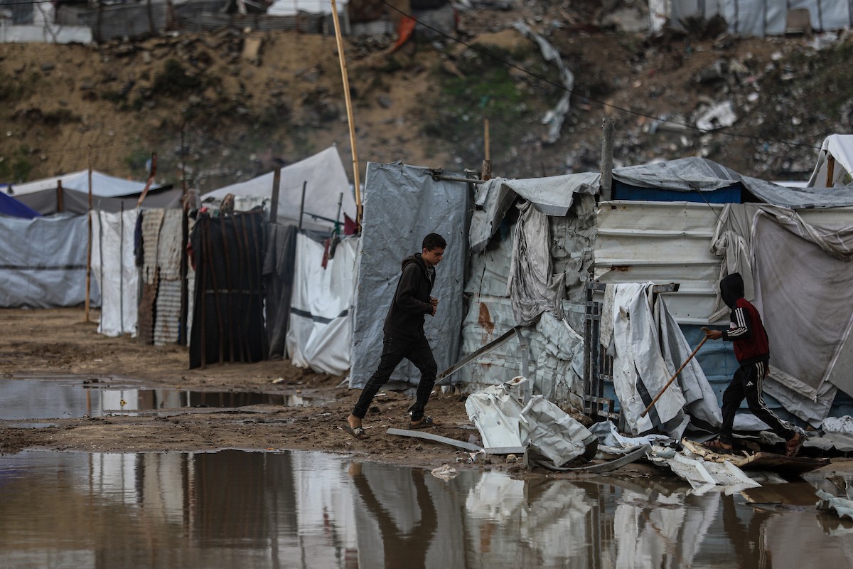 يُعاني النازحون الفلسطينيون من الفيضانات التي اجتاحت خيامهم إثر هطول أمطار غزيرة في غزة، 11 ديسمبر/كانون الأول 2025.