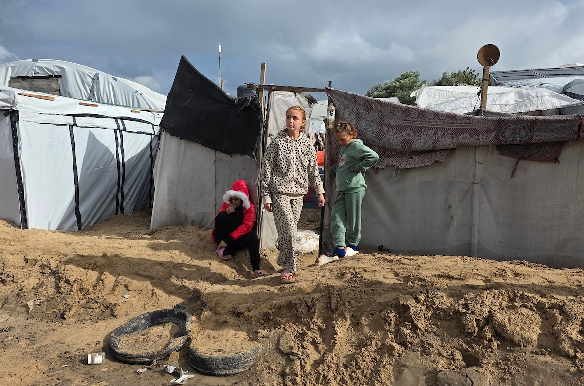 يُكافح الفلسطينيون النازحون، المقيمون في خيام مؤقتة، من أجل البقاء في ظل ظروف قاسية، حيث تجتاح الأمطار والعواصف الشديدة منطقة المواصي، غرب خان يونس، جنوب قطاع غزة، في 28 ديسمبر/كانون الأول 2025. (صورة: طارق محمد)