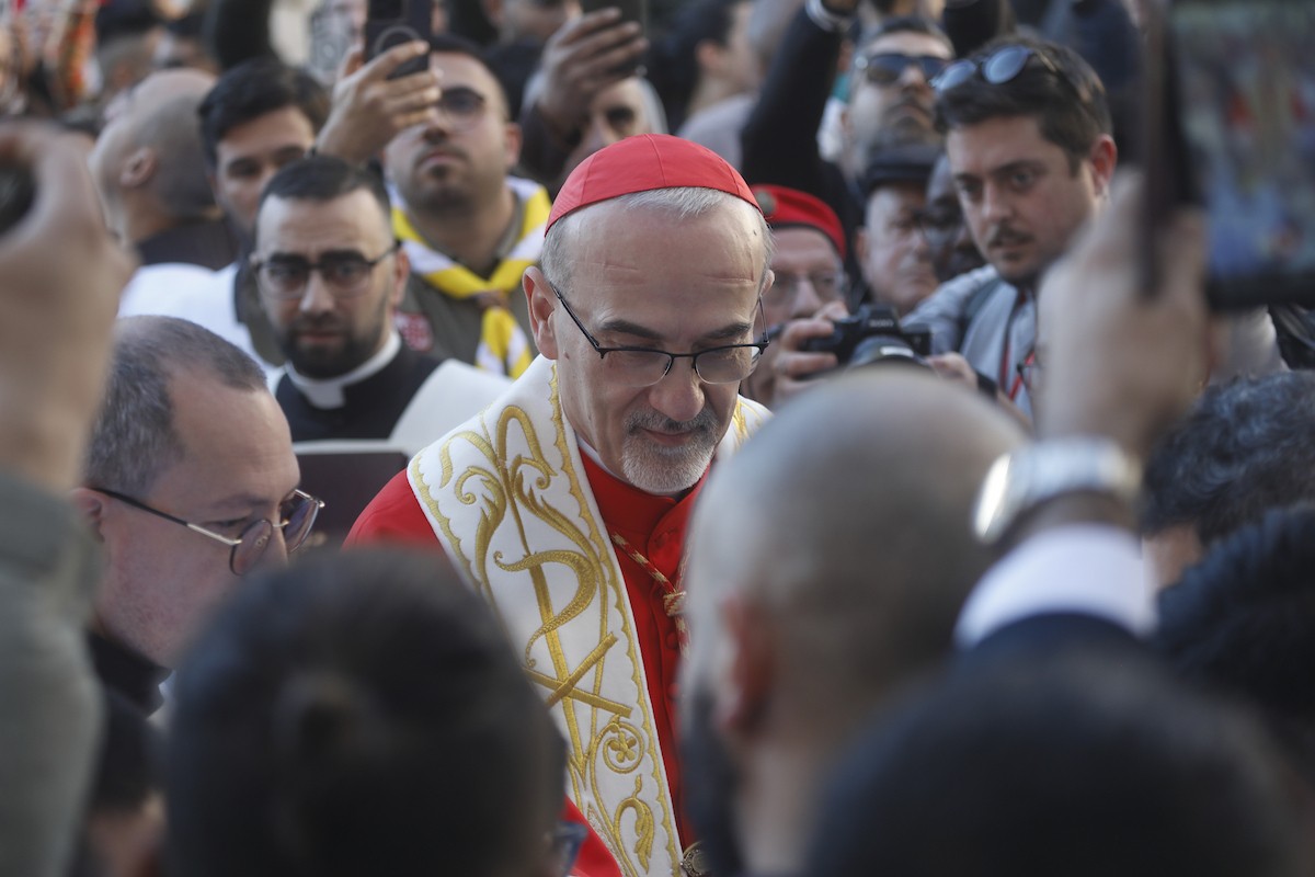 البطريرك اللاتيني للقدس، الكاردينال الإيطالي بييرباتيستا بيتسابالا يستقبل الحجاج والسياح لدى وصوله لترؤس قداس منتصف الليل في كنيسة المهد بمدينة بيت لحم، 24 ديسمبر/كانون الأول 2025،  (صور: مأمون وزواز/ apa)