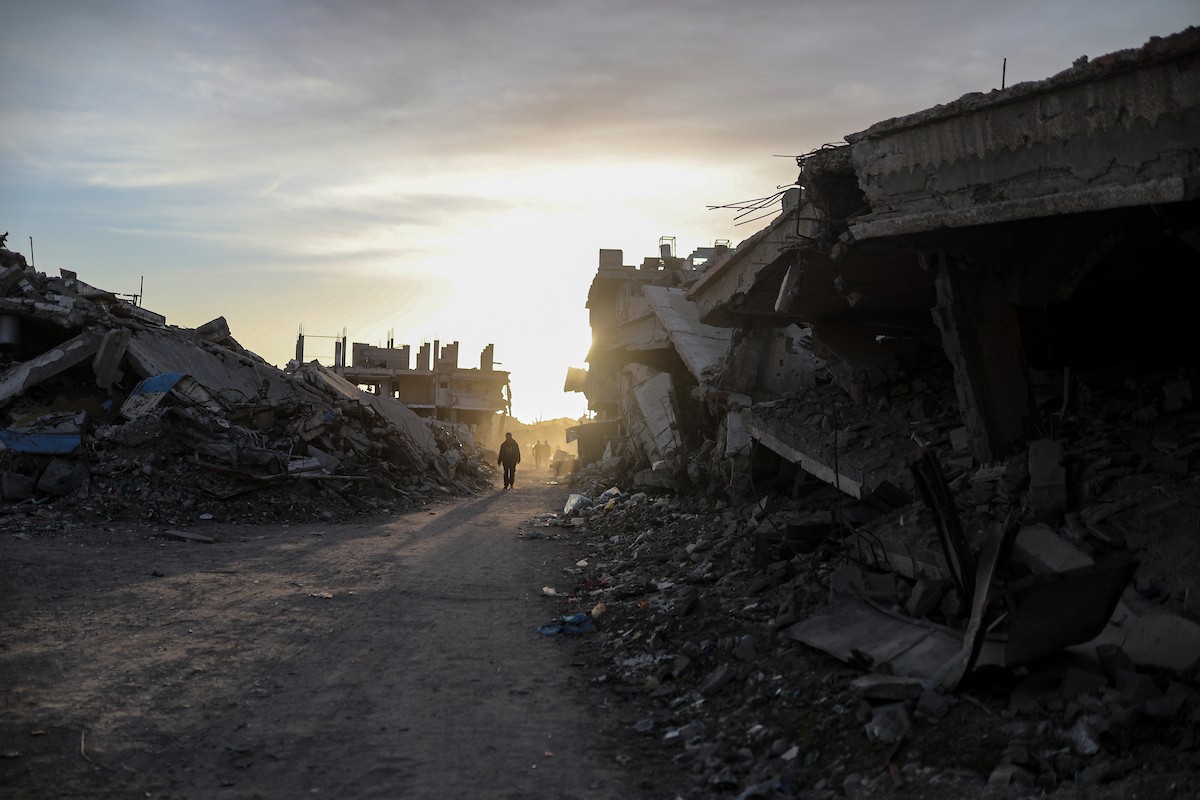 يواصل الفلسطينيون النازحون حياتهم اليومية في ظل ظروف صعبة داخل خيام النزوح المنتشرة وسط الدمار في حي الزيتون، جنوب شرق مدينة غزة، في 9 ديسمبر/كانون الأول 2025. تصوير: عمر أشتوي