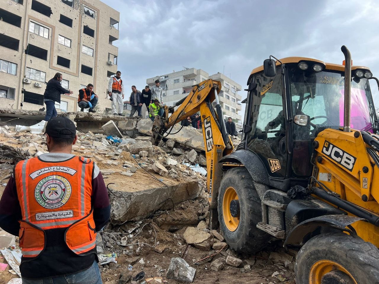 طواقم الدفاع المدني 5.jpg