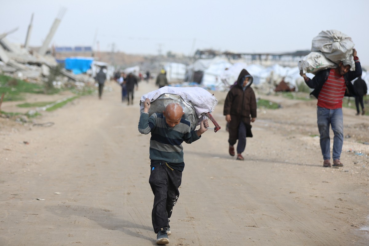 فتح الجيش الإسرائيلي مجرى وادي غزة، مما أدى إلى ارتفاع منسوب المياه إلى مستوى الجسر. وقد فاقم هذا الوضع معاناة العائلات النازحة التي كانت تقيم في خيام بالمنطقة بعد أن فاض الوادي وجرف خيامها، 29 ديسمبر/كانون الأول 2025. صورة: رمزي أبو عامر