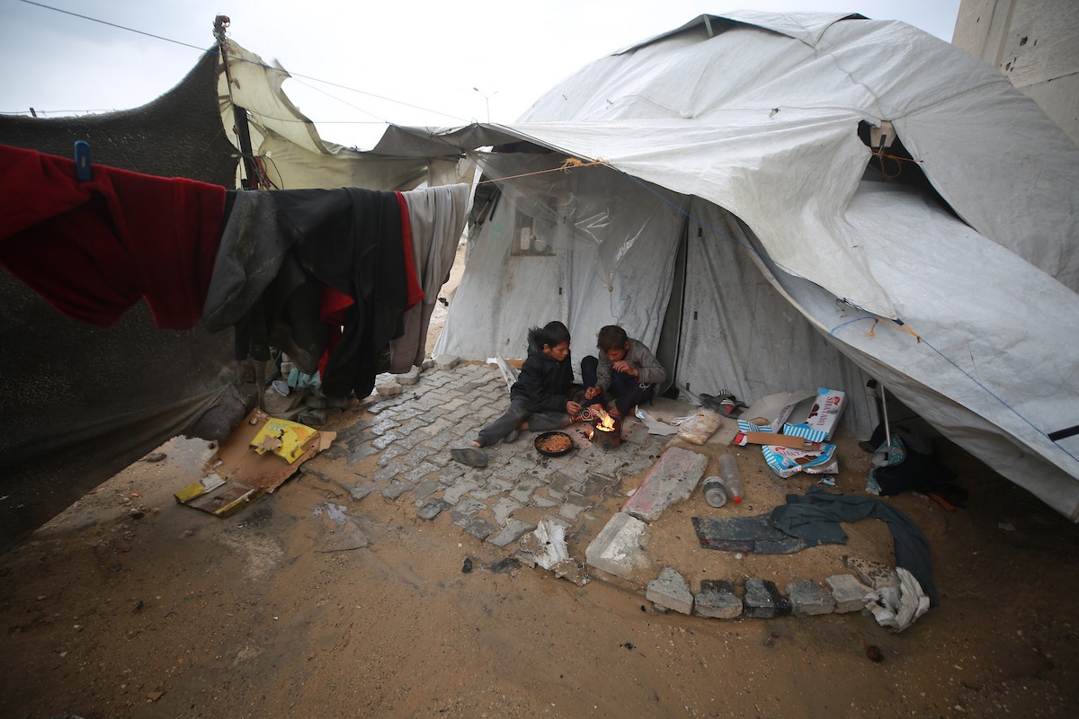 تعيش عائلات فلسطينية نازحة في خيام مهترئة غرب مدينة غزة، 28 ديسمبر/كانون الأول 2025. تصوير: عمر أشتوي