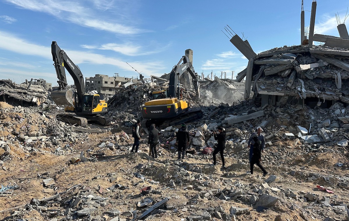 مسلحون من الجهاد الإسلامي وحماس يبحثون عن رفات رهائن إسرائيليين متوفين في بيت لاهيا، شمال قطاع غزة، الأربعاء 3 ديسمبر/كانون الأول 2025