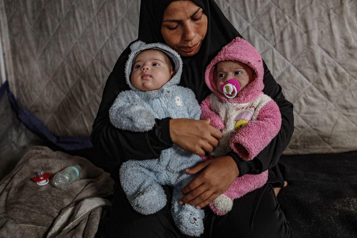 عائلة فلسطينية نازحة مكونة من ستة أفراد  تكافح وسط ظروف غير إنسانية من أجل حماية أطفالها من أجواء الشتاء القارس في  خيمة مهترئة بملعب اليرموك في مدينة غزة، 29 ديسمبر/كانون الأول 2025 صورة: عمر أشتوي