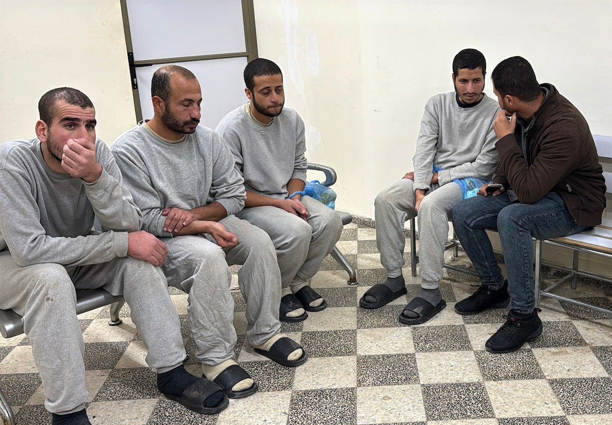 نقل أسرى فلسطينيين أفرج عنهم الجيش الإسرائيلي بواسطة سيارات تابعة للصليب الأحمر إلى مستشفى شهداء الأقصى لإجراء فحوصات طبية في دير البلح، وسط قطاع غزة، بتاريخ 28 ديسمبر/كانون الأول 2025. تصوير: أحمد إبراهيم